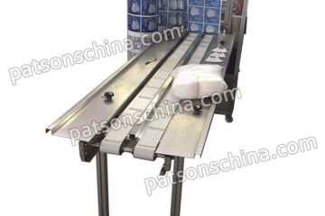 Four-side sealing face mask packaging machine